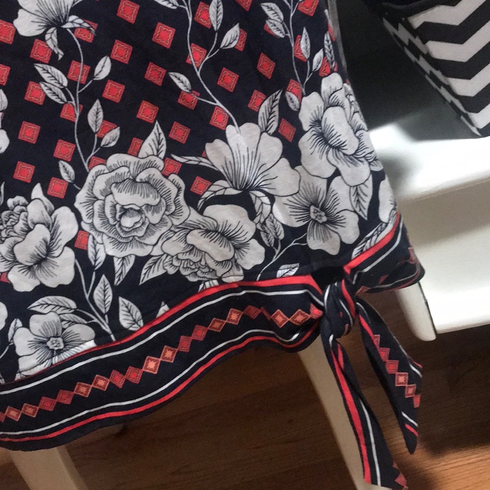Cute tee, ties on the side. - Picture 3 of 5